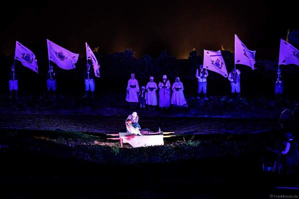 Die wohl weltgrößte nächtliche Show La Cinéscénie im Freizeitpark Puy du Fou in Frankreich