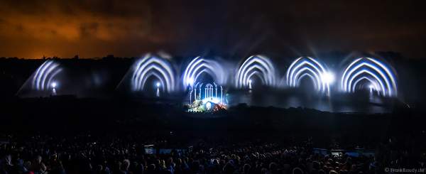 Show La Cinéscénie mit tollen Wassereffekten im Freizeitpark Puy du Fou in Frankreich