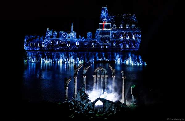 Show La Cinéscénie mit tollen Wassereffekten im Freizeitpark Puy du Fou in Frankreich