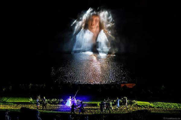Show La Cinéscénie mit tollen Wassereffekten im Freizeitpark Puy du Fou in Frankreich