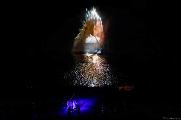 Show La Cinéscénie mit tollen Wassereffekten im Freizeitpark Puy du Fou in Frankreich