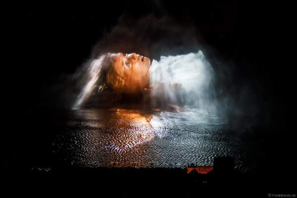 Show La Cinéscénie mit tollen Wassereffekten im Freizeitpark Puy du Fou in Frankreich