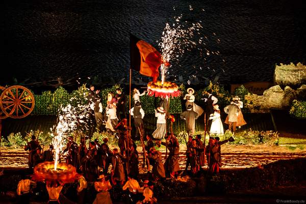 Die wohl weltgrößte nächtliche Show La Cinéscénie im Freizeitpark Puy du Fou in Frankreich