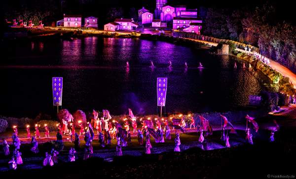 Die wohl weltgrößte nächtliche Show La Cinéscénie im Freizeitpark Puy du Fou in Frankreich