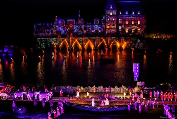 Die wohl weltgrößte nächtliche Show La Cinéscénie im Freizeitpark Puy du Fou in Frankreich