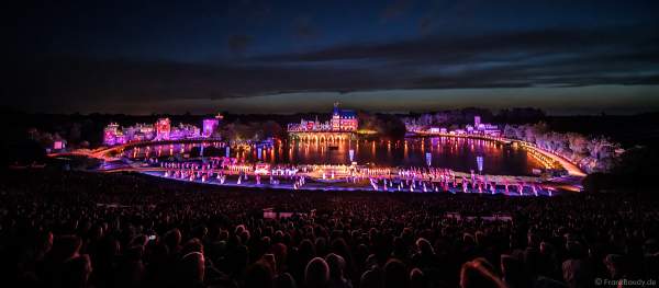 Die wohl weltgrößte nächtliche Show La Cinéscénie im Freizeitpark Puy du Fou in Frankreich