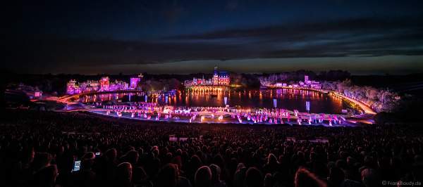 Die wohl weltgrößte nächtliche Show La Cinéscénie im Freizeitpark Puy du Fou in Frankreich