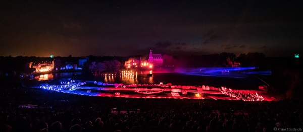 Die wohl weltgrößte nächtliche Show La Cinéscénie im Freizeitpark Puy du Fou in Frankreich