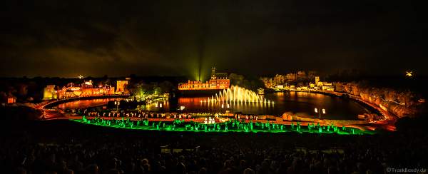 Die wohl weltgrößte nächtliche Show La Cinéscénie im Freizeitpark Puy du Fou in Frankreich