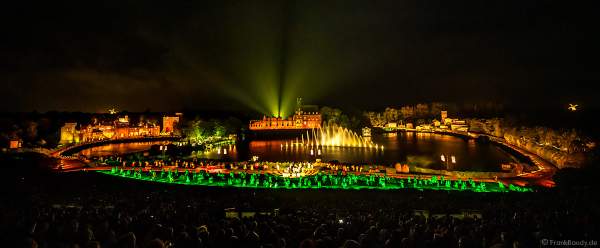 Die wohl weltgrößte nächtliche Show La Cinéscénie im Freizeitpark Puy du Fou in Frankreich