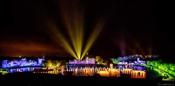 Die wohl weltgrößte nächtliche Show La Cinéscénie im Freizeitpark Puy du Fou in Frankreich