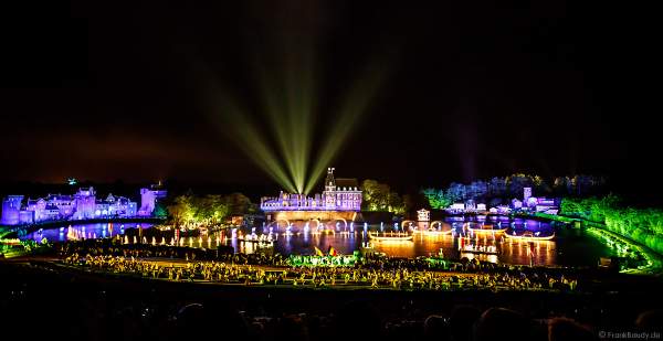 Die wohl weltgrößte nächtliche Show La Cinéscénie im Freizeitpark Puy du Fou in Frankreich