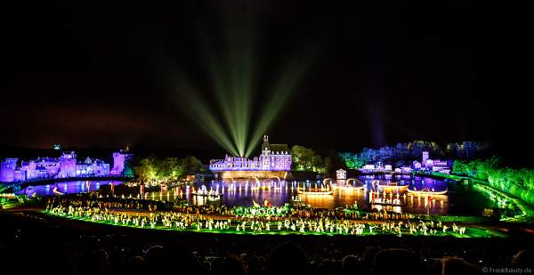 Die wohl weltgrößte nächtliche Show La Cinéscénie im Freizeitpark Puy du Fou in Frankreich