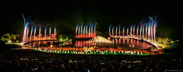 Show La Cinéscénie mit Feuerwerk im Freizeitpark Puy du Fou in Frankreich