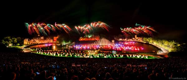 Show La Cinéscénie mit Feuerwerk im Freizeitpark Puy du Fou in Frankreich