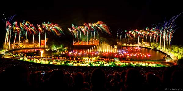 Show La Cinéscénie mit Feuerwerk im Freizeitpark Puy du Fou in Frankreich