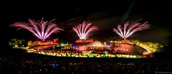 Show La Cinéscénie mit Feuerwerk im Freizeitpark Puy du Fou in Frankreich