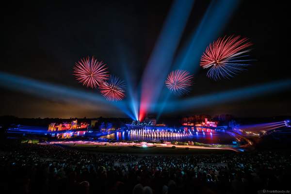 Show La Cinéscénie mit tollen Wassereffekten, Laser und Feuerwerk im Freizeitpark Puy du Fou in Frankreich