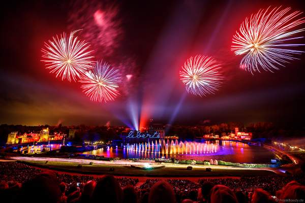 Show La Cinéscénie mit tollen Wassereffekten, Laser und Feuerwerk im Freizeitpark Puy du Fou in Frankreich