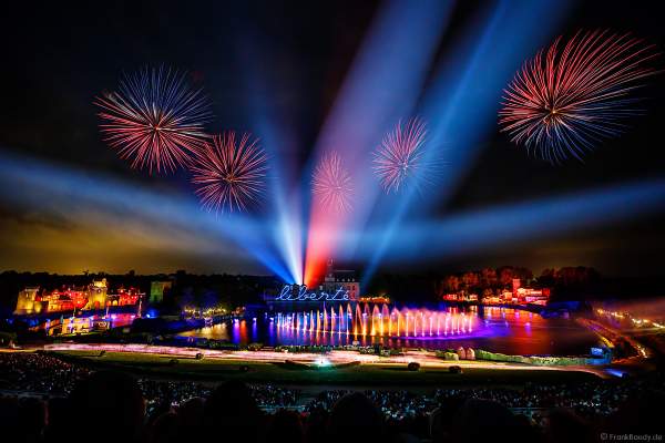 Show La Cinéscénie mit tollen Wassereffekten, Laser und Feuerwerk im Freizeitpark Puy du Fou in Frankreich