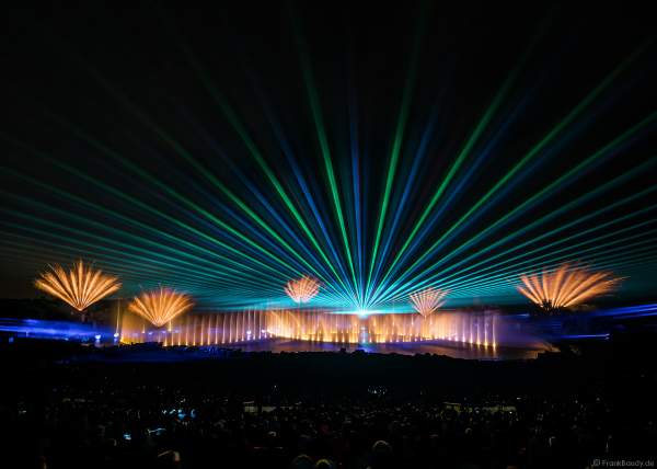 Show La Cinéscénie mit tollen Wassereffekten, Laser und Feuerwerk im Freizeitpark Puy du Fou in Frankreich