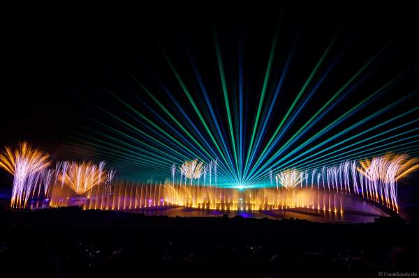 Show La Cinéscénie mit tollen Wassereffekten, Laser und Feuerwerk im Freizeitpark Puy du Fou in Frankreich
