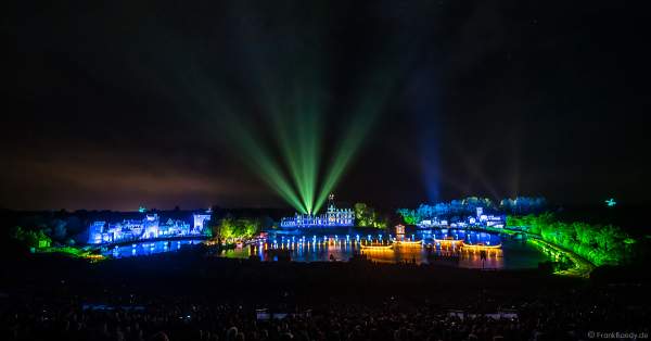 Die wohl weltgrößte nächtliche Show La Cinéscénie im Freizeitpark Puy du Fou in Frankreich