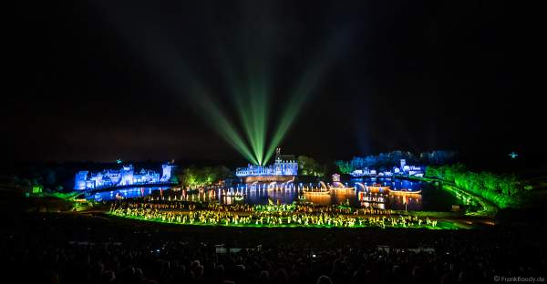 Die wohl weltgrößte nächtliche Show La Cinéscénie im Freizeitpark Puy du Fou in Frankreich