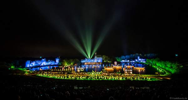 Die wohl weltgrößte nächtliche Show La Cinéscénie im Freizeitpark Puy du Fou in Frankreich