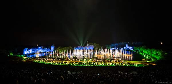 Die wohl weltgrößte nächtliche Show La Cinéscénie im Freizeitpark Puy du Fou in Frankreich