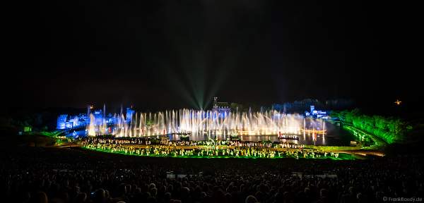 Show La Cinéscénie mit tollen Wassereffekten im Freizeitpark Puy du Fou in Frankreich