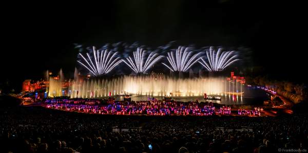 Show La Cinéscénie mit Feuerwerk im Freizeitpark Puy du Fou in Frankreich