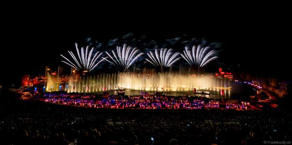 Show La Cinéscénie mit Feuerwerk im Freizeitpark Puy du Fou in Frankreich