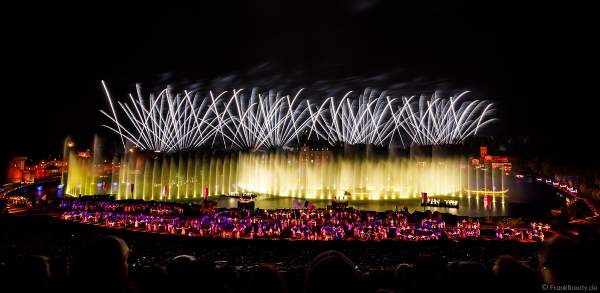 Show La Cinéscénie mit Feuerwerk im Freizeitpark Puy du Fou in Frankreich
