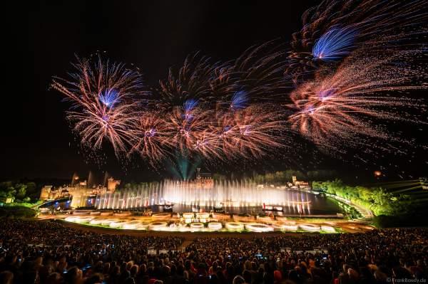 Show La Cinéscénie mit Feuerwerk im Freizeitpark Puy du Fou in Frankreich