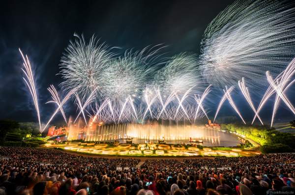Show La Cinéscénie mit Feuerwerk im Freizeitpark Puy du Fou in Frankreich