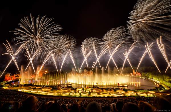 Show La Cinéscénie mit Feuerwerk im Freizeitpark Puy du Fou in Frankreich