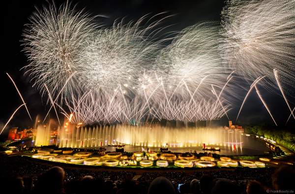 Show La Cinéscénie mit Feuerwerk im Freizeitpark Puy du Fou in Frankreich