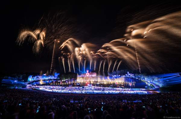 Show La Cinéscénie mit Feuerwerk im Freizeitpark Puy du Fou in Frankreich
