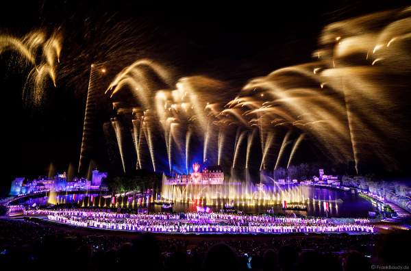 Show La Cinéscénie mit Feuerwerk im Freizeitpark Puy du Fou in Frankreich