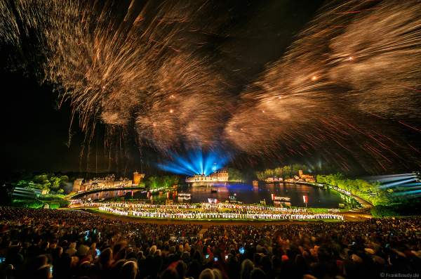 Show La Cinéscénie mit Feuerwerk im Freizeitpark Puy du Fou in Frankreich