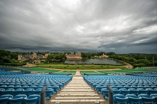 Die riesige Zuschauertribüne mit 14000 Plätzen für die Show La Cinéscénie im Freizeitpark Puy du Fou in Frankreich