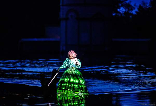 Romantische Wassershow Les Orgues de Feu (Die Feuerorgel) mit Darstellen in wunderschönen Leuchtkostümen im Freizeitpark Puy du Fou in Frankreich