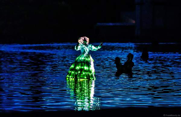 Romantische Wassershow Les Orgues de Feu (Die Feuerorgel) mit Darstellen in wunderschönen Leuchtkostümen im Freizeitpark Puy du Fou in Frankreich