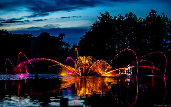 Romantische Wassershow Les Orgues de Feu (Die Feuerorgel) im Freizeitpark Puy du Fou in Frankreich