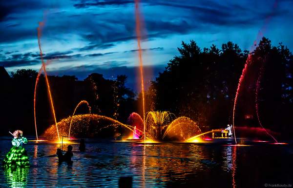 Romantische Wassershow Les Orgues de Feu (Die Feuerorgel) im Freizeitpark Puy du Fou in Frankreich