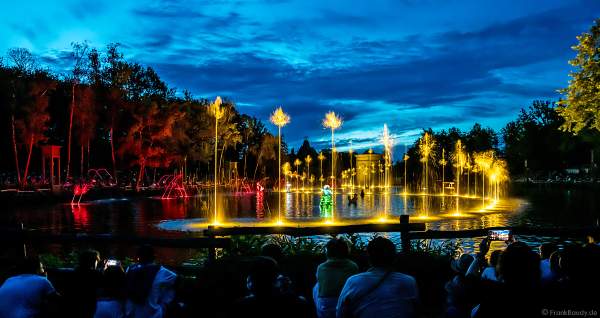 Romantische Wassershow Les Orgues de Feu (Die Feuerorgel) im Freizeitpark Puy du Fou in Frankreich