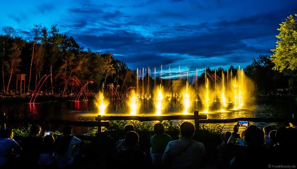 Romantische Wassershow Les Orgues de Feu (Die Feuerorgel) im Freizeitpark Puy du Fou in Frankreich