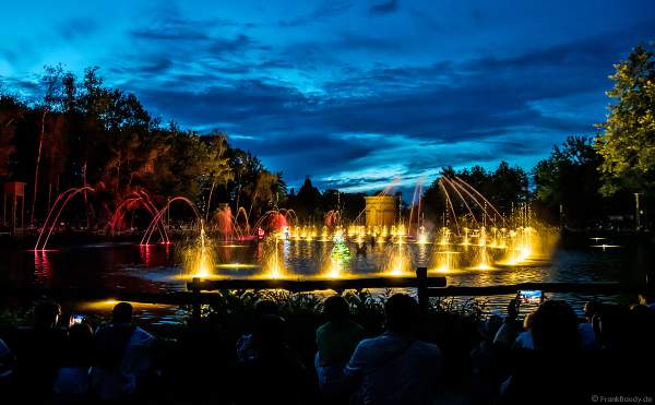 Romantische Wassershow Les Orgues de Feu (Die Feuerorgel) im Freizeitpark Puy du Fou in Frankreich
