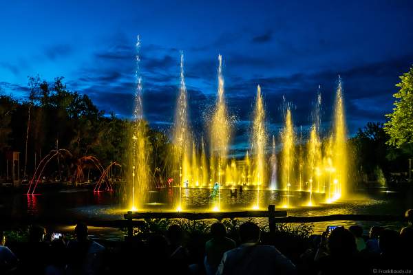 Romantische Wassershow Les Orgues de Feu (Die Feuerorgel) im Freizeitpark Puy du Fou in Frankreich
